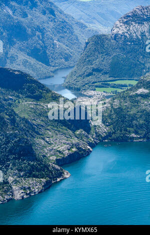 Una vista spettacolare dal pulpito Rock verso il basso per il Lysefjord fluente 604 metri al di sotto del famoso Prekestolen in Norvegia Foto Stock