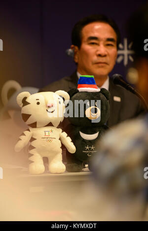 2018 Corea Inverno Mascotte olimpica Soohorang e mascotte paralimpica Bandabi alla conferenza stampa ufficiale tenutasi a Gangwon-do Foto Stock