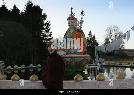 Rinchen Khandro, una monaca buddista che vive presso il Samye Ling monastero nel sud-ovest della Scozia, raffigurata sul suo ritorno al monastero dopo aver completato tre anni di ritiro sul buddista di proprietà di Isola Santa off la costa ovest della Scozia. Rinchen, originariamente da Manchester, è un ex sceneggiatore del film, designer di moda e ex-girlfriend di George Best. Essa è stata una monaca fin dai primi anni novanta e questo è stato il suo primo ritiro importante. Immagine mostra Rinchen sul suo arrivo torna a Samye Ling monastero. Foto Stock