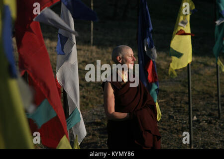 Rinchen Khandro, una monaca buddista che vive presso il Samye Ling monastero nel sud-ovest della Scozia, raffigurata sul suo ritorno al monastero dopo aver completato tre anni di ritiro sul buddista di proprietà di Isola Santa off la costa ovest della Scozia. Rinchen, originariamente da Manchester, è un ex sceneggiatore del film, designer di moda e ex-girlfriend di George Best. Essa è stata una monaca fin dai primi anni novanta e questo è stato il suo primo ritiro importante. Immagine mostra Rinchen sul suo arrivo torna a Samye Ling monastero. Foto Stock