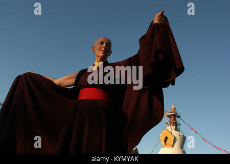 Rinchen Khandro, una monaca buddista che vive presso il Samye Ling monastero nel sud-ovest della Scozia, raffigurata sul suo ritorno al monastero dopo aver completato tre anni di ritiro sul buddista di proprietà di Isola Santa off la costa ovest della Scozia. Rinchen, originariamente da Manchester, è un ex sceneggiatore del film, designer di moda e ex-girlfriend di George Best. Essa è stata una monaca fin dai primi anni novanta e questo è stato il suo primo ritiro importante. Immagine mostra Rinchen sul suo arrivo torna a Samye Ling monastero. Foto Stock