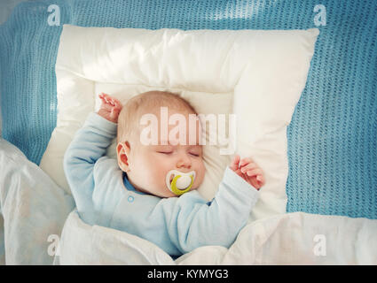 Il bambino dorme sulla coperta di blu Foto Stock