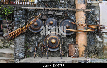 Sapa, Vietnam - Sep 20, 2013. Gong tradizionale per la vendita su strada di Sapa, nel Vietnam del Nord. Sa Pa è una città nel nord-ovest del Vietnam non lontano dal ch Foto Stock