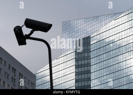 Le telecamere di sicurezza e riflessioni e La Defense. Grandi edifici angolare con una telecamera di sicurezza in primo piano. Foto Stock