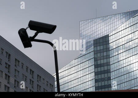 Le telecamere di sicurezza e riflessioni e La Defense. Grandi edifici angolare con una telecamera di sicurezza in primo piano. Foto Stock