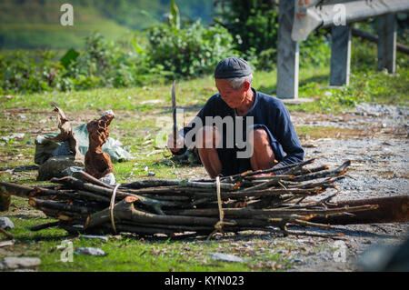 Yen Bai, Vietnam - il Sep 21, 2013. Un vecchio uomo che lavora sulla strada rurale a giornata soleggiata in Yen Bai, Provincia del Vietnam del Nord. Foto Stock