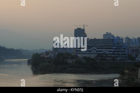 Lao Cai, Vietnam - il Sep 21, 2013. Tramonto sul fiume di Lao Cai, Vietnam. Lao Cai confina con la città di Hekou Yao contea autonoma, nella provincia di Yunnan, Foto Stock