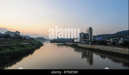 Lao Cai, Vietnam - il Sep 21, 2013. Tramonto sul fiume di Lao Cai, Vietnam. Lao Cai confina con la città di Hekou Yao contea autonoma, nella provincia di Yunnan Foto Stock