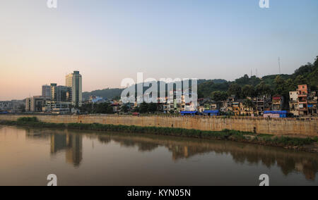 Lao Cai, Vietnam - il Sep 21, 2013. Tramonto sul fiume di Lao Cai City, Vietnam. Lao Cai confina con la città di Hekou Yao contea autonoma, nella provincia dello Yunnan Foto Stock