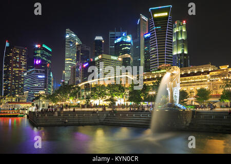 SINGAPORE, Singapore - circa settembre, 2017: il Merlion, mascotte del comune di Marina Bay di Singapore di notte. Foto Stock