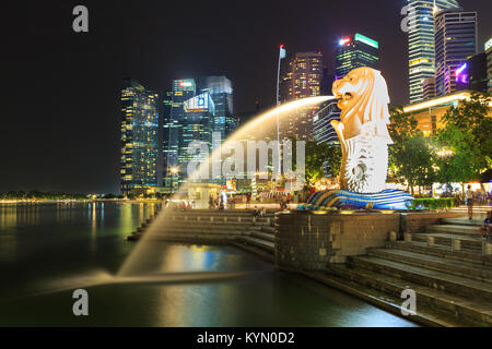 SINGAPORE, Singapore - circa settembre, 2017: il Merlion, mascotte del comune di Marina Bay di Singapore di notte. Foto Stock