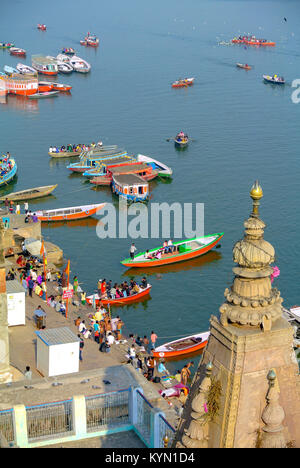 Varanasi, Uttar Pradesh, India, il fiume Ganges con barche da fiume e pellegrini. Foto Stock