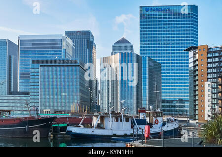 Canary Wharf Business District, East London, Regno Unito, visto dal bacino di Blackwall Foto Stock