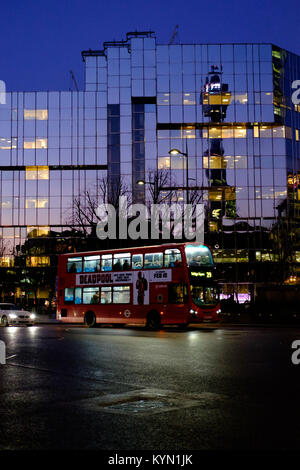 University College Hospital Education Centre di notte su Euston Road e Hampstead Road a Londra REGNO UNITO con riflessioni di British Telecom tower Foto Stock