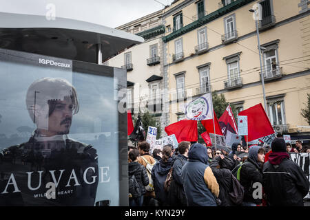In occasione della convocazione del Ministro Generale dell'School-Work alternanza a Roma dal Ministro Fedeli, con lo scopo di fare un bilancio dei primi tre anni gli studenti provenienti da tutta Italia sono scesi in piazza per protestare contro ciò che è considerato un inutile scolastica modello di business. (Italia, Napoli, Dicembre 15th, 2017) dove: Napoli, Campania, Italia Quando: 15 Dic 2017 Credit: IPA/WENN.com * * disponibile solo per la pubblicazione in UK, USA, Germania, Austria, Svizzera** Foto Stock