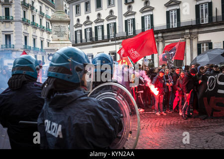 In occasione della convocazione del Ministro Generale dell'School-Work alternanza a Roma dal Ministro Fedeli, con lo scopo di fare un bilancio dei primi tre anni gli studenti provenienti da tutta Italia sono scesi in piazza per protestare contro ciò che è considerato un inutile scolastica modello di business. (Italia, Napoli, Dicembre 15th, 2017) dove: Napoli, Campania, Italia Quando: 15 Dic 2017 Credit: IPA/WENN.com * * disponibile solo per la pubblicazione in UK, USA, Germania, Austria, Svizzera** Foto Stock