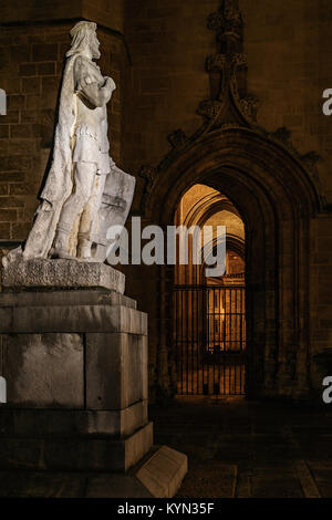 Statua di re Alfonso II accanto alla Cattedrale di Oviedo, Asturias, Spagna, Europa Foto Stock