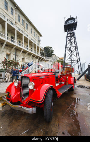 Torre di avvistamento e vintage rosso fuoco Alcatraz Dept motore fire sul display all'Alcatraz penitenziario federale, Isola di Alcatraz a San Francisco, California, US Foto Stock