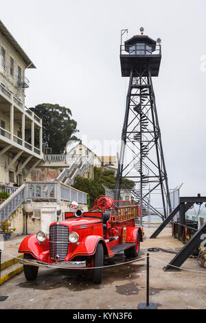 Torre di avvistamento e vintage rosso fuoco Alcatraz Dept motore fire sul display all'Alcatraz penitenziario federale, Isola di Alcatraz a San Francisco, California, US Foto Stock