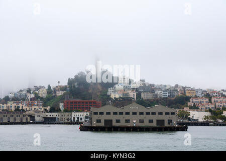 Vista del Pier 35 nell'Embarcadero e dello skyline della città di San Francisco, California, USA, uno dei principali terminal per navi da crociera su una tipica giornata di nebbia Foto Stock