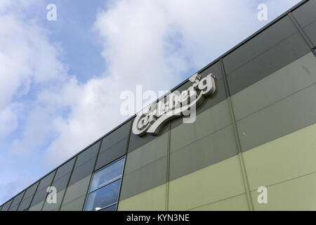 La Carlsberg segno sulla parte superiore del cubo, l'impianto di imbottigliamento presso Carlsberg Brewery, Northampton, Regno Unito Foto Stock