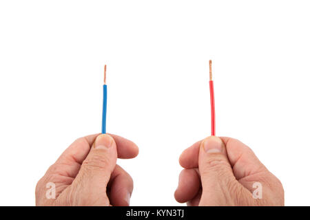 Il rosso e il blu fili paralleli nelle mani di un aggiustatore, elettricista isolato su sfondo bianco Foto Stock