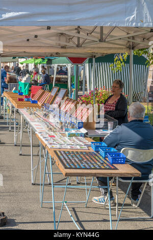 I titolari di stallo al mercato annuale a display Saint-Imoges bottiglia di champagne tops per il collezionista di acquistare Foto Stock