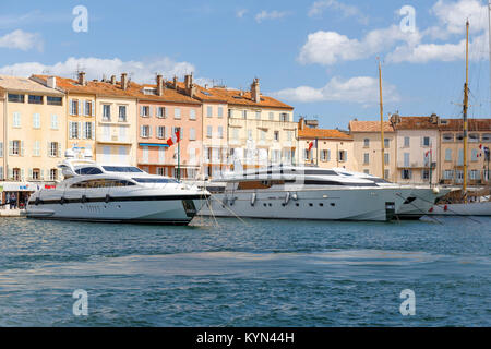 Super Yacht ormeggiati a poppa su in SAINT-TROPEZ Harbour Foto Stock