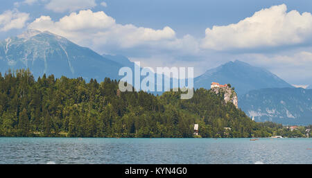 Il castello di Bled su una scogliera sopra il lago Foto Stock