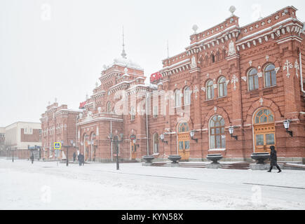 Inverno, nevicate a Kazan. Stazione ferroviaria, persone presso la piazza della stazione, Russia Foto Stock