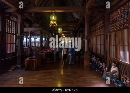 KANDY, SRI LANKA - Novembre 2013: Tempio del dente Foto Stock