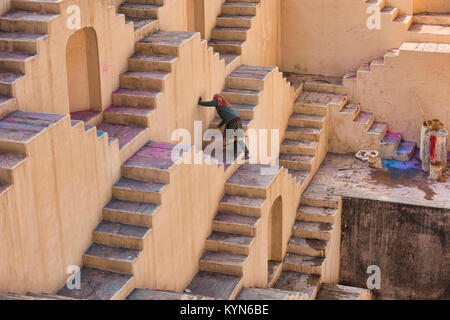 Spazzatrice alla panna Meena ka Kund stepwell, Jaipur, India Foto Stock