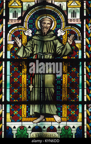 Vetrata di San Francesco nella Chiesa cattolica romana di Santa Maria Draperis (1678-1769) su Viale Istiklal in Galata o distretto di Beyoglu, Istanbul, Turchia Foto Stock