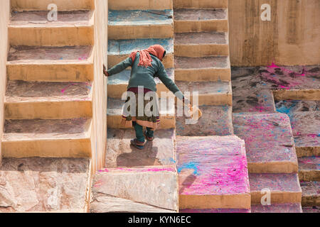 Spazzatrice alla panna Meena ka Kund stepwell, Jaipur, India Foto Stock