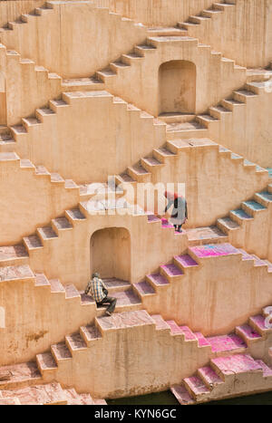 Spazzatrice alla panna Meena ka Kund stepwell, Jaipur, India Foto Stock