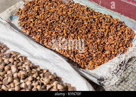 Le fave di cacao altre spezie asciugando fuori in strada nel sole di mezzogiorno. Foto Stock