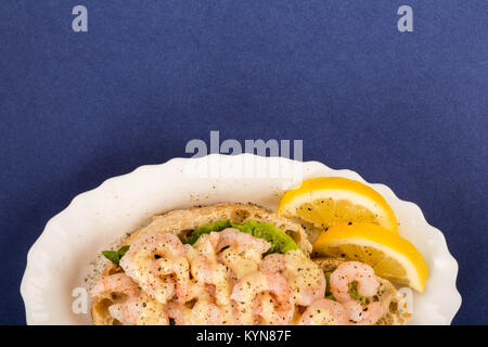 Scandinavo o stile norvegese faccia aperta gamberetti o gamberi Sandwich di pesce contro un viola o sfondo blu Foto Stock