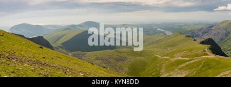 Scendendo dal Monte Snowdon sul percorso di Llanberis, Snowdonia, Gwynedd, Wales, Regno Unito - guardando a nord verso la stazione di Clogwyn, Llyn Peris e Llanb Foto Stock