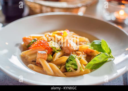 Delizioso salmone penne Foto Stock