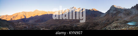 Le Alpi in Italia al tramonto, famosa meta di viaggio in estate. Ultra ampia vista panoramica Foto Stock