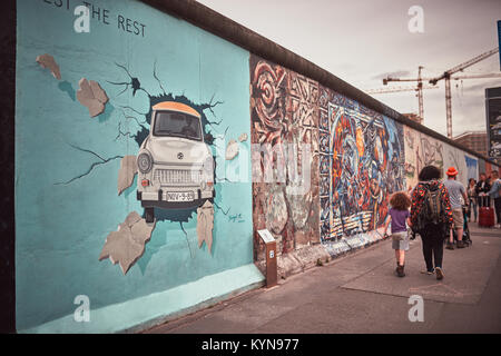 La East Side Gallery di Berlino, Germania, Europa - la famosa Trabant vettura murale sul muro di Berlino Foto Stock