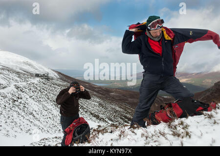 In inverno la formazione di competenze in Cairngorm montagne prima neve viaggio di foratura. Quando ci si ferma a mettere su un ulteriore strato subito è un must l Foto Stock