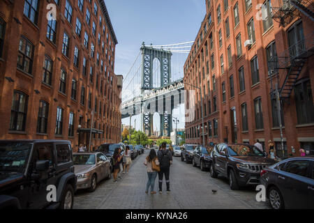 NEW YORK, Stati Uniti d'America - 27 agosto 2017: Unidentified persone sulla strada dal ponte di Manhattan a New York. Questa sospensione ponte è stato costruito in 1912. Foto Stock