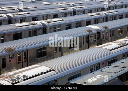 NEW YORK, Stati Uniti d'America - 1 Settembre 2016: New York City metropolitana per il transito di deposito nel Queens, a New York. NYC sistema di metropolitana hanno 6407 veicoli. Foto Stock