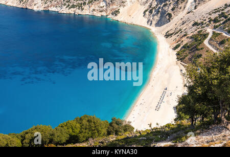 Bellissima spiaggia di Myrtos sull'isola di Cefalonia. Vista da sopra. La Grecia Foto Stock