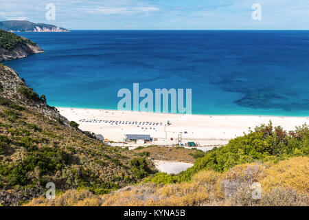 Incredibile Myrtos Beach sull'isola di Cefalonia. Vista da sopra. La Grecia Foto Stock