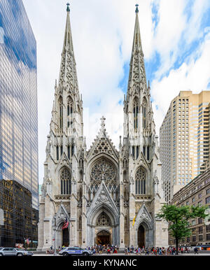 Saint Patrick è una chiesa neogotica, situato sul lato est della Quinta Avenue, tra la 50th e 51st strade in Midtown Manhattan, direttamente Foto Stock