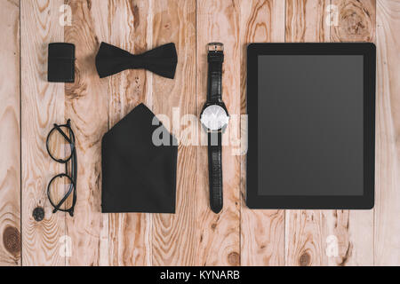 Vista superiore della tavoletta digitale e collezione di accessori in legno sul piano portapaziente Foto Stock