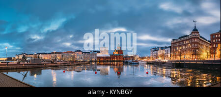 Helsinki, Finlandia - 6 Dicembre 2016: vista panoramica del molo Embankment su Kanavaranta Street, Cattedrale Uspenski e Pohjoisranta Street in sera Foto Stock