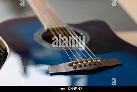 Chitarra acustica Blue Close up con profondità di campo Foto Stock